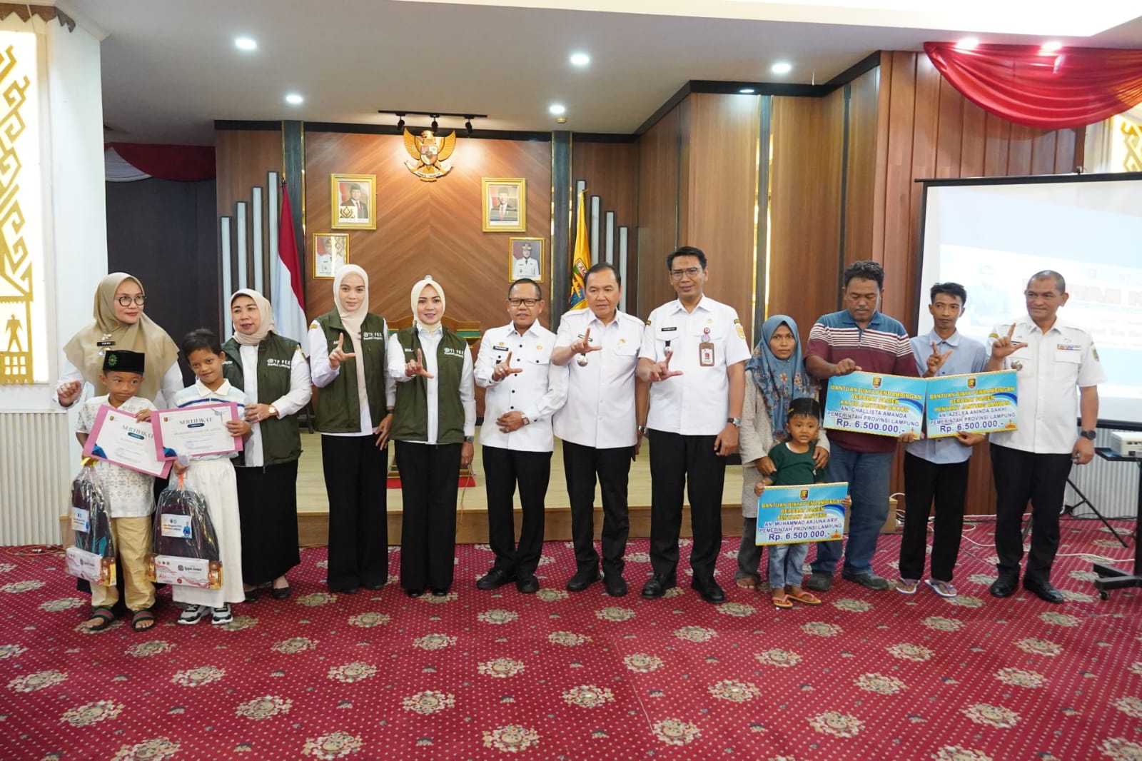 Peringati Hari Ibu ke-97, TP PKK Lampung Gelar Khitanan Massal dan Serahkan Bantuan Biaya Berobat